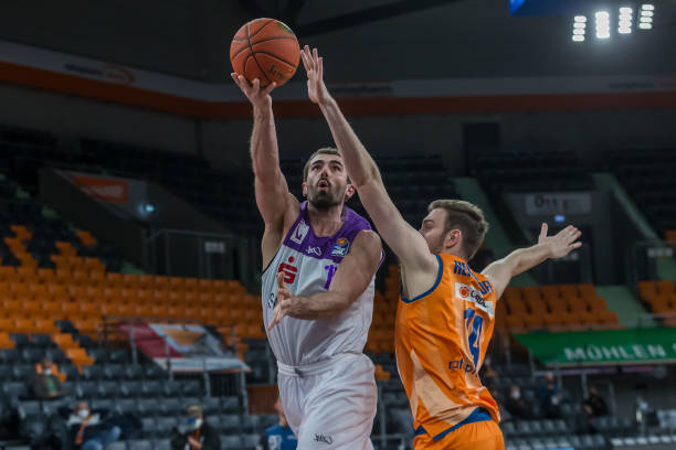 容时判若两 容时判若两