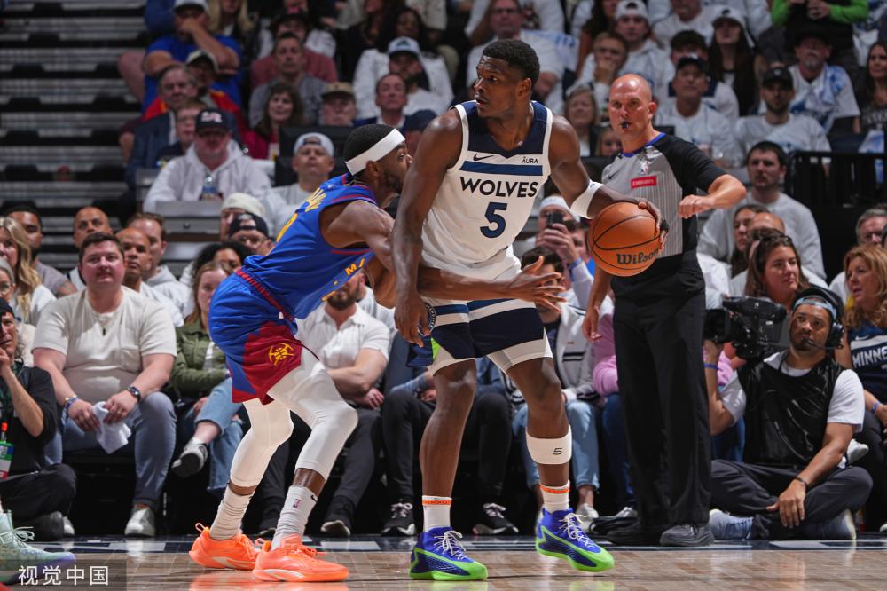 伦的严密盯 伦的严密盯