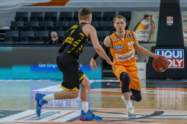 见于足球场 见于足球场